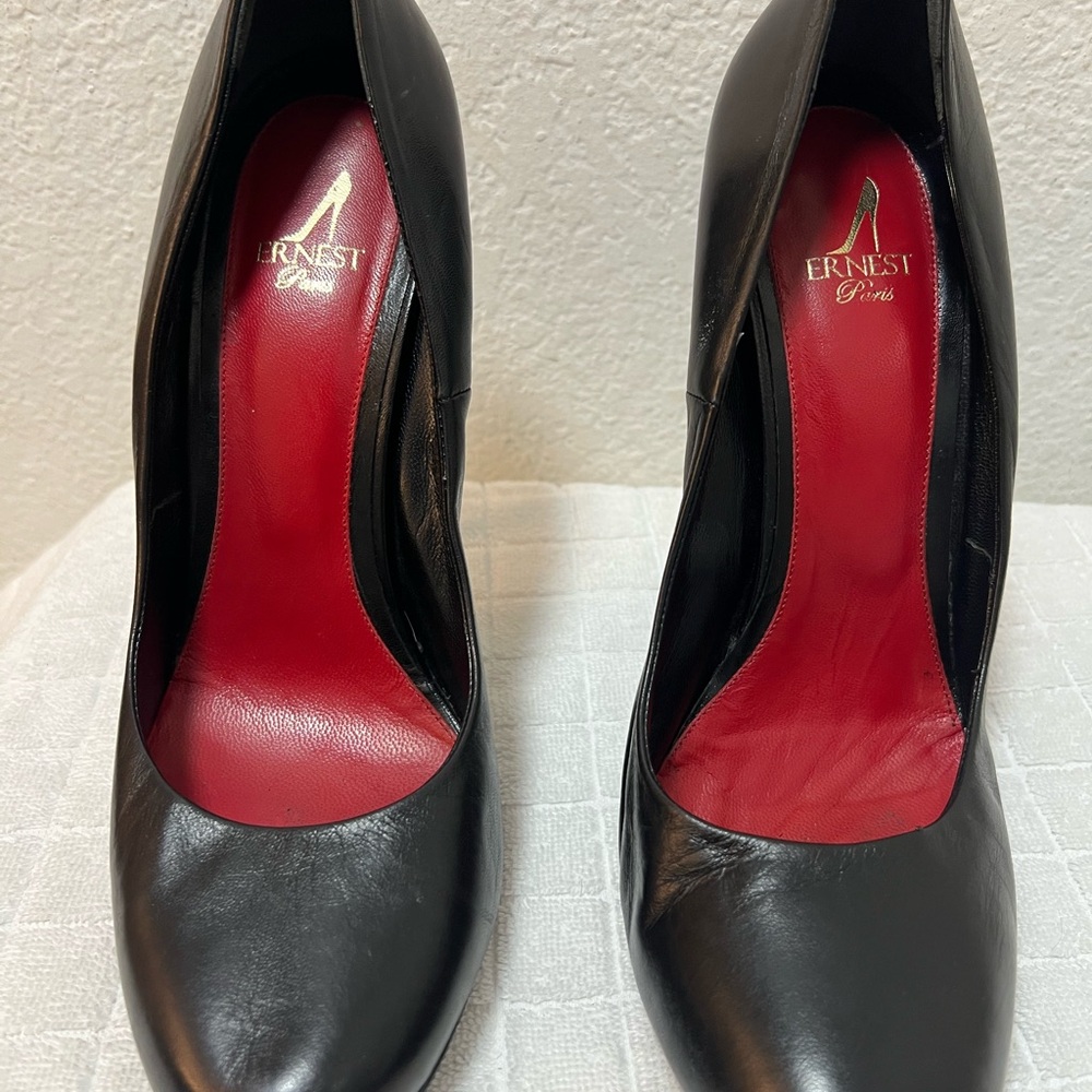 Elegant Black and Red Heels by NEST Fragrances